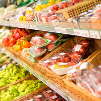 Fruit shelf in grocery retail, product labeling on fruit and vegetable packaging with HERMA labels.