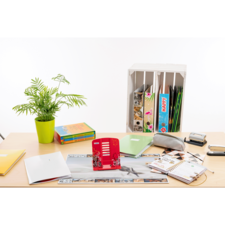 Schreibtisch mit Pflanzen, Ordnern, Heften, einem Hefter und Schreibutensilien. Verschiedene Büroartikel sind ordentlich angeordnet.