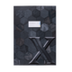 Schwarzes Notizbuch mit hexagonalem Muster und einem großen, hervorgehobenen "X" auf der Vorderseite. Ein Etikett ist ebenfalls sichtbar.