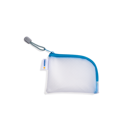 Ein weißer, rechteckiger Beutel mit blauer Kante und grauem Reißverschluss, geeignet für die Aufbewahrung von kleinen Gegenständen.