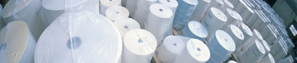 The translation of "Haftmaterial Rollen von oben" is "Adhesive material rolls from above.