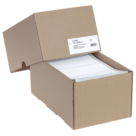 Ein offener Karton mit mehreren Blättern kariertem Papier darin. Der Karton hat ein Etikett auf der Vorderseite.