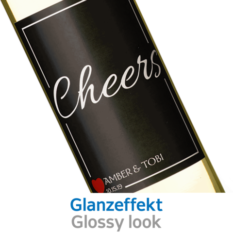 Eine Flasche mit einem Etikett, das den Schriftzug "Cheers" sowie die Namen Amber und Tobi und das Datum 10.15.19 zeigt.