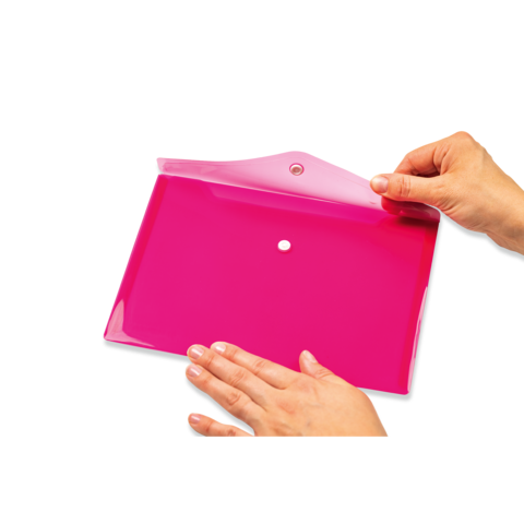 Eine Person hält eine pinke, transparente Mappe mit einem Druckknopfverschluss in den Händen.