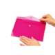 Eine Person hält eine pinke, transparente Mappe mit einem Druckknopfverschluss in den Händen.