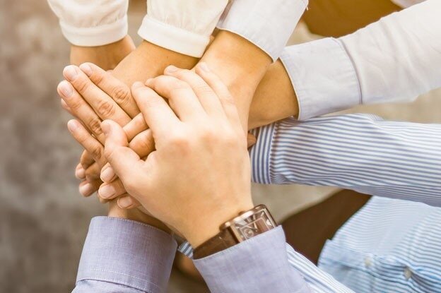 The translation of "Hände aufeinander" is "Hands together.