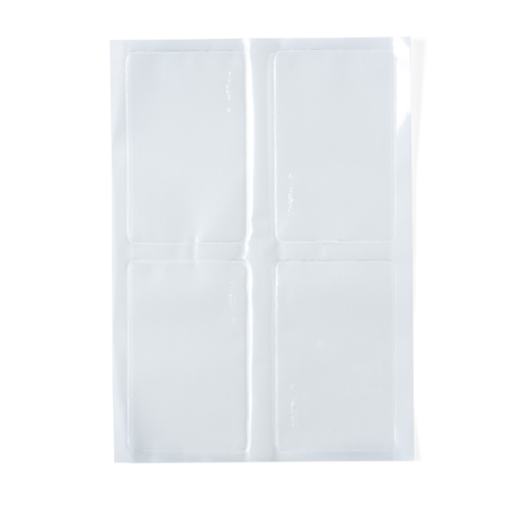 Eine transparente Hülle mit vier Fächern, geeignet zur Aufbewahrung von Karten oder Dokumenten.